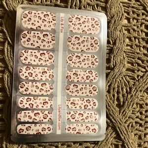 Lily & Fox nail wraps.🦊